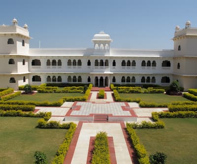 https://imgcld.yatra.com/ytimages/image/upload/t_hotel_yatra_city_desktop/v1455884866/Domestic Hotels/Hotels_Chittorgarh/Lake Nahargarh Palace - A Justa Resort/Exterior_6.jpg